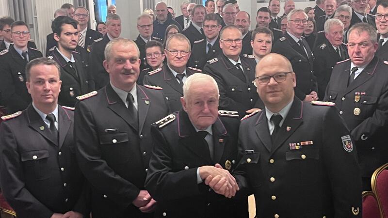 Lühes Feuerwehr-Chef sorgt sich um Sicherheit der Einsatzkräfte 70 Jahre in der Feuerwehr: Vize-Gemeindebrandmeister Jens Kleine (links), Gemeindebrandmeister Jens Kuck und Kreisbrandmeister Henning Klensang (rechts) gratulieren Günter Hamann (91) aus Bassenfleth.