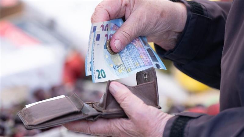 70 Prozent der Befragten wollen wegen hoher Preise geplante Ausgaben reduzieren oder sogar ganz darauf verzichten.
