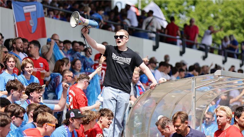 0:3 im Pokalfinale: SV D/A scheitert am SSV Jeddeloh 700 Fans aus Drochtersen unterstützten ihre Mannschaft beim Pokalfinale in Barsinghausen.