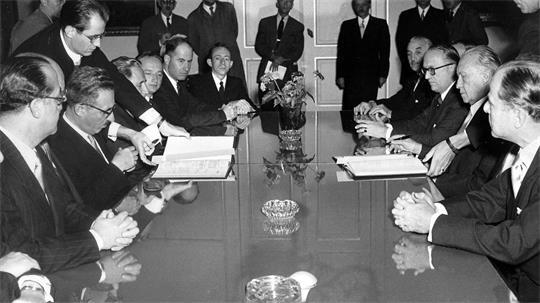 74 Jahre nach der Unterzeichnung des Luxemburger Abkommens zwischen Deutschland und Israel zeigt die KZ-Gedenkstätte Neuengamme eine Ausstellung zur Wiedergutmachungspolitik. (Archivbild)