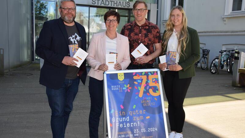 75 Jahre Grundgesetz - sie stellen das Programm zur Feier in Buxtehude vor (von links): Erster Stadtrat Ralf Dessel, Bürgermeisterin Katja Oldenburg-Schmidt, Marketingleiter Torsten Lange und Michaela Klintworth (Lenkungsgruppe 75 Jahre Grundgesetz).