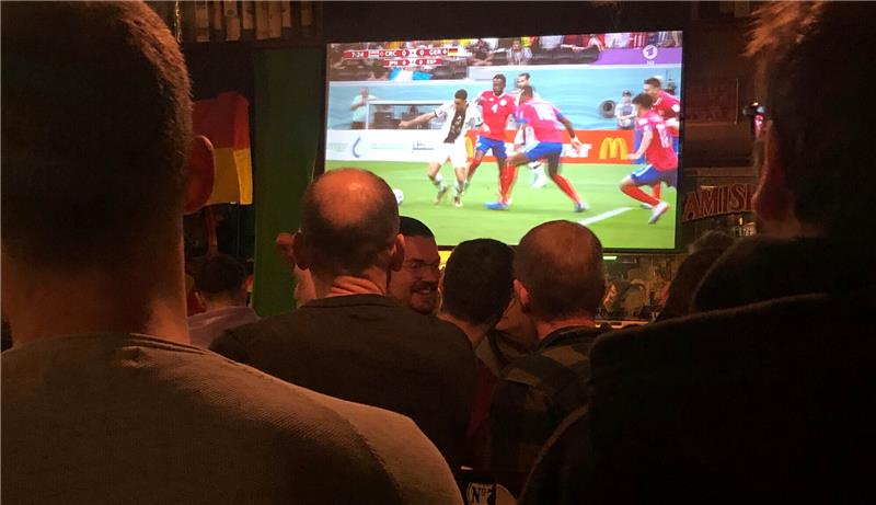 75 Menschen sehen das Spiel der Deutschen im Fiddlers in Stade. Einige verhöhnen Flicks Elf nach dem Abpfiff, einige sind fassungslos. Die meisten gleichgültig. Foto: Berlin