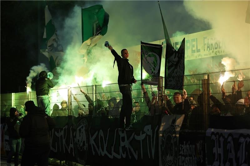 Lübeck feiert in Drochtersen den Aufstieg - Kehdinger Stadion in grün getaucht 750 Zuschauer aus Lübeck feierten am Freitag in Drochtersen den Aufstieg. Fotos: Jörg Struwe