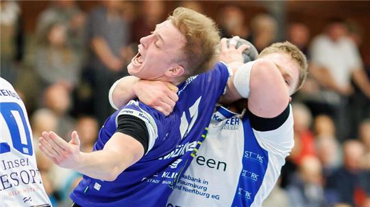 750 Zuschauer sahen ein Spiel mit verbissen geführten Zweikämpfen. Jesper Müller wird mächtig in die Zange genommen.