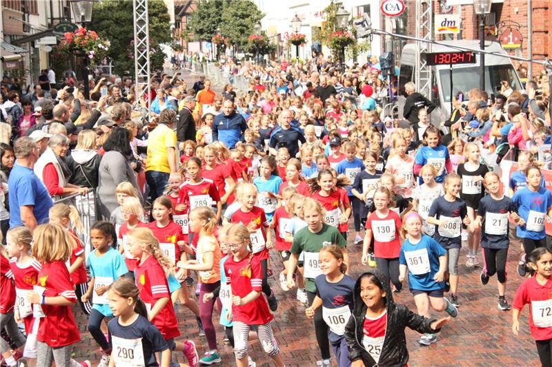755 Kinder starteten um 13 Uhr unter großem Zuschauerinteresse zum Schülerlauf: Kinder in Bewegung zu bringen, ist eines der Hauptmotive beim Altstadtlauf in Buxtehude.