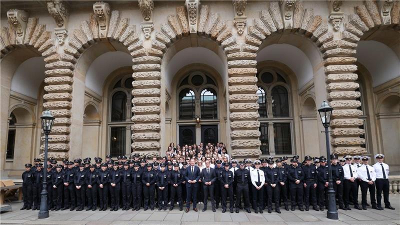 76 Frauen und 65 Männer im Alter von 18 bis 38 Jahren haben mit ihrer Ausbildung zur Polizistin oder zum Polizisten begonnen.