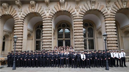 76 Frauen und 65 Männer im Alter von 18 bis 38 Jahren haben mit ihrer Ausbildung zur Polizistin oder zum Polizisten begonnen.