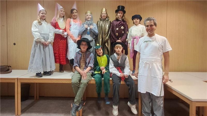 Verkleidete Kinder der Theatergruppe der St. Matthias Gemeinde und Jorks Pastor Paul Henke.