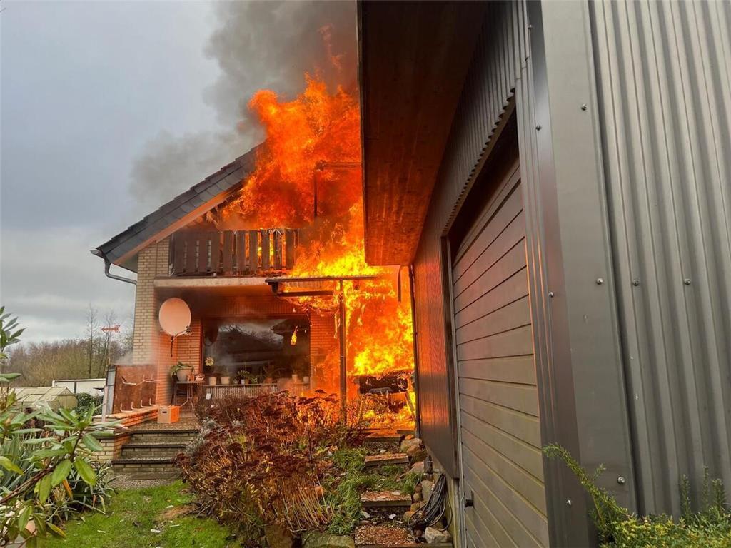 80 Feuerwehrleute bei der Brandbekämpfung.