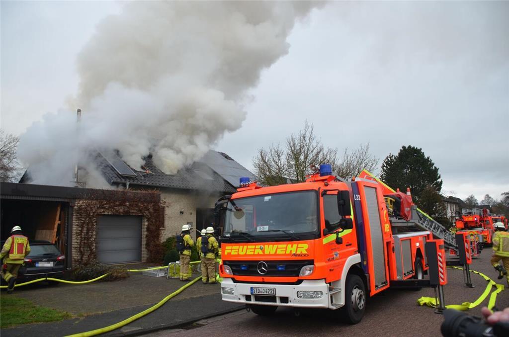 80 Feuerwehrleute bei der Brandbekämpfung.