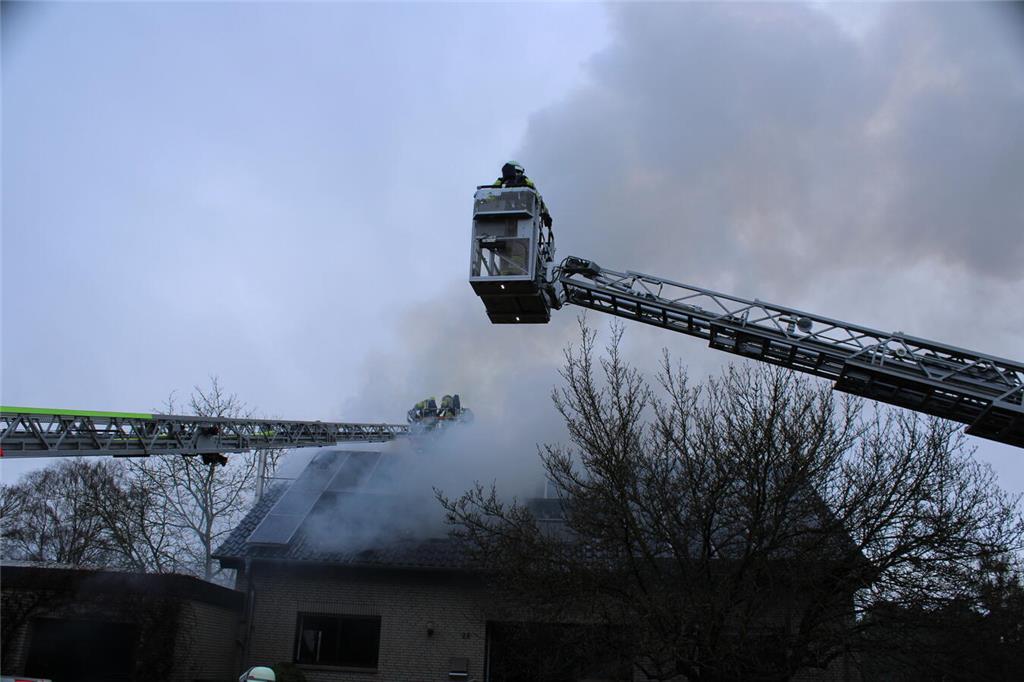 80 Feuerwehrleute bei der Brandbekämpfung.