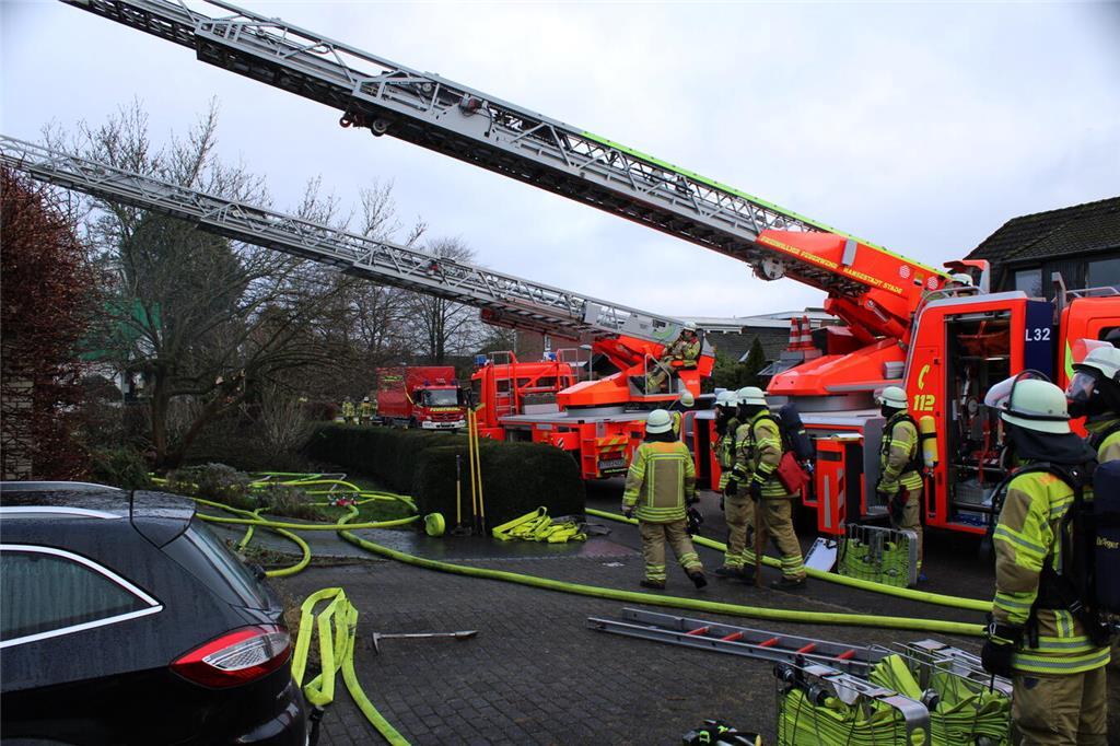 80 Feuerwehrleute bei der Brandbekämpfung.