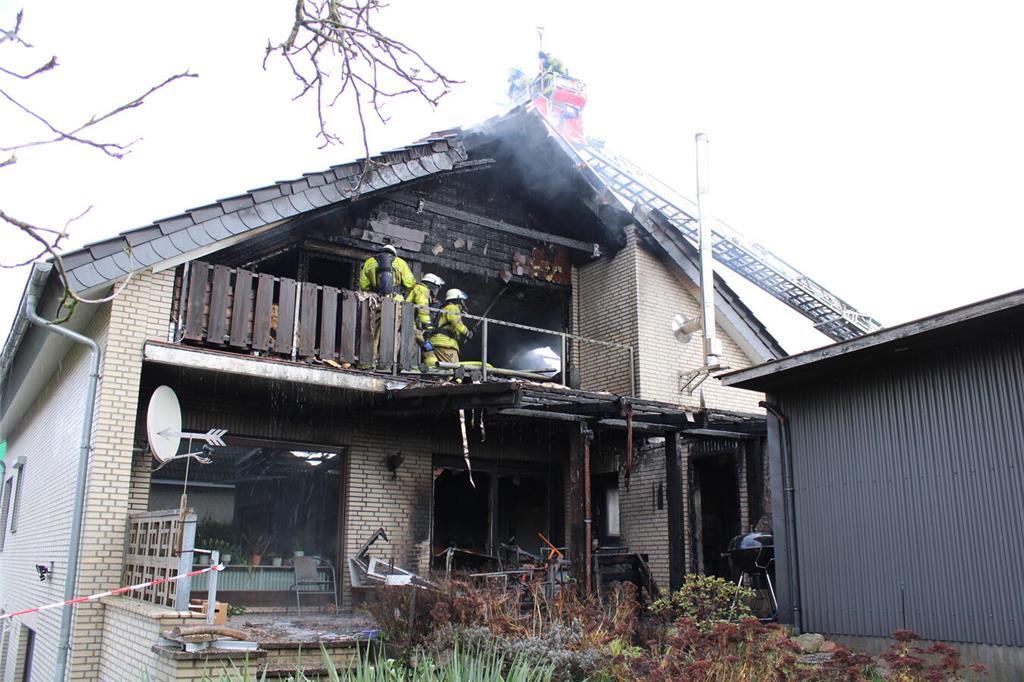 80 Feuerwehrleute bei der Brandbekämpfung.