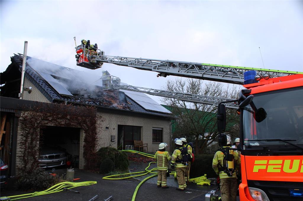 80 Feuerwehrleute bei der Brandbekämpfung.