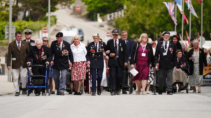 80 Jahre später: Mit einer Parade feiern Veterenanen den D-Day am 6. Juni 1944 in Arrochmanches in der Normandie.