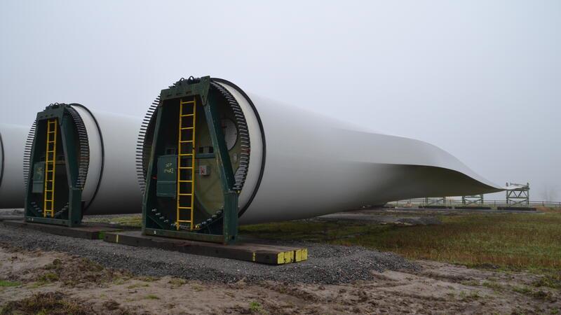 50 Millionen Euro für mehr Power: Hier drehen sich bald neue Windräder 80 Meter lange Rotorblätter warten auf den Einbau.
