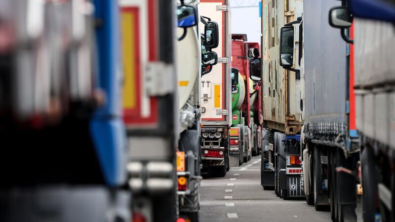 85 Prozent des Gütertransports werden in Deutschland über Lkw abgewickelt - und das wird durch die höhere Mautgebühr teurer.