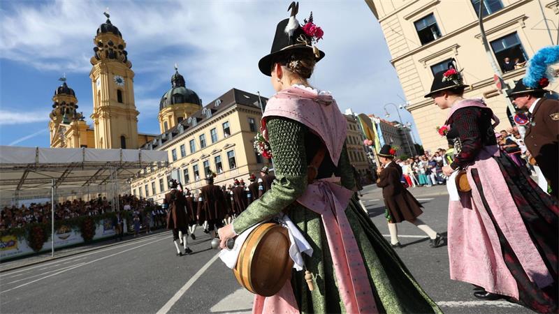 Oktoberfest-Start mit Promis und Schreckmoment 9.000 Trachtler ziehen durch die Stadt zum Festgelände.