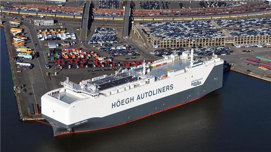 9.100 Standardfahrzeuge kann die „Höegh Aurora“ laden. In Bremerhaven wurden auf der Jungfernfahrt nach Angaben der BLG erst einmal nur 50 Fahrzeuge entladen und 2.300 beladen.