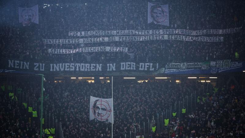 Nach Vorfällen in Hamburg: 96-Boss Kind erstattet Anzeige 96-Boss Martin Kind Martin Kind will gegen Banner in Hannovers Fanblock vorgehen.