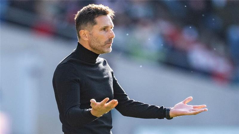 96-Coach Stefan Leitl wundert sich über die Ansetzungen in der Zweiten Liga.