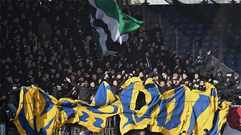 Hannover 96 weiter in Not: Braunschweig siegt im Derby 96-Fans mit Teilen der entwendeten Braunschweig-Choreo.