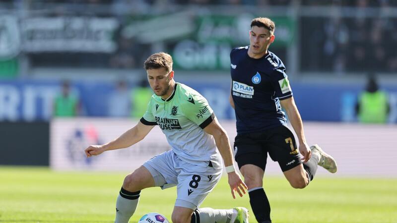 Kiel baut Vorsprung aus - Wildes Schalke-Spiel 96-Profi Enzo Leopold (l) behauptet den Ball gegen Robin Heußer.