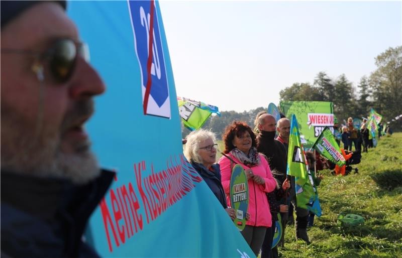 „A 20 nein – Klimaschutz muss sein“, rufen die etwa 200 Menschen, die entlang der geplanten Trasse eine Menschenkette gebildet haben. Fotos: Richter