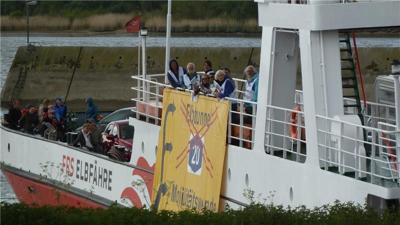 A20-Gegner haben ein Banner außenbords der Elbfähre befestigt.