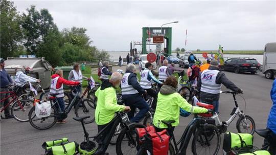 A20-Protest: Nach dem Stopp in Wischhafen ging die Fahrrad-Sternfahrt mit der FRS-Elbfähre weiter in Richtung Glückstadt.