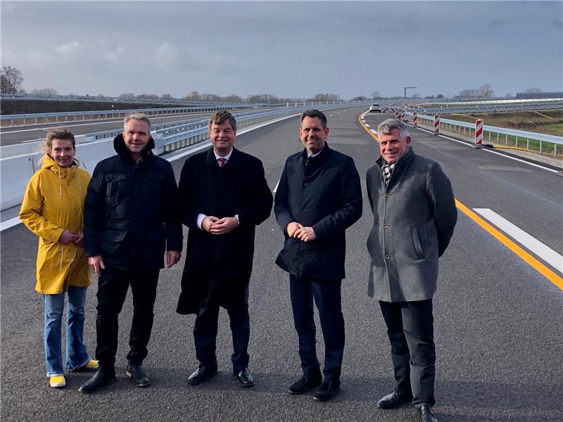 Neue A26-Strecke freigegeben – Die Autos fahren A26-Eröffnung: Svenja Stadler, Carsten Butenschön, Enak Ferlemann, Olaf Lies und Stephan Krenz. Foto: Strüning