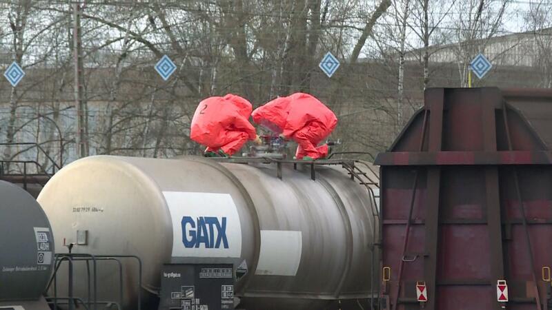 Gefahrguteinsatz: Salpetersäure aus Kesselwagen getropft ABC-Einsatzkräfte arbeiten auf einem Kesselwagen.