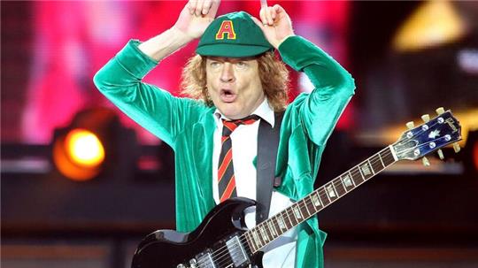 AC/DC-Leadgitarrist Angus Young gestikuliert beim Konzert von AC/DC in der Red Bull Arena.