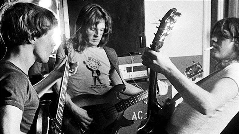 Tribut an AC/DC: Wie ein Buxtehuder auf der Bühne zur Rocklegende wird AC/DC ist das Familienunternehmen der drei Brüder George, Angus und Malcolm Young (von links).