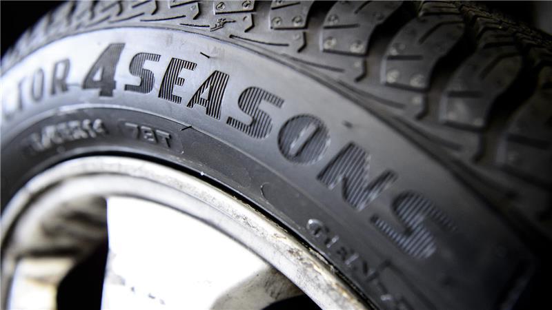 ADAC hat Allwetter- oder Ganzjahresreifen getestet, vier Modelle fielen durch. 
