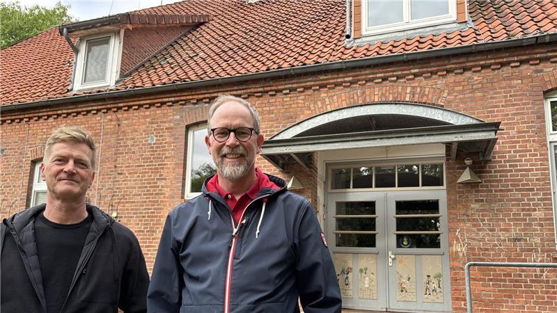 AG-Sprecher Thomas Melchert und Bürgermeister Hartmut Huber vor der alten Dorfschule im Nottensdorfer Ortskern.