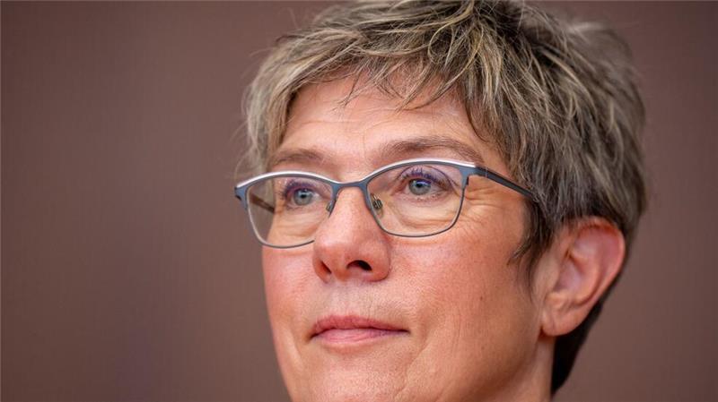 „Ich bin glücklich“ - AKK nach ihrem Rückzug AKK wundert sich manchmal, wie lange sie ganz oben in der Politik war. (Archivbild)