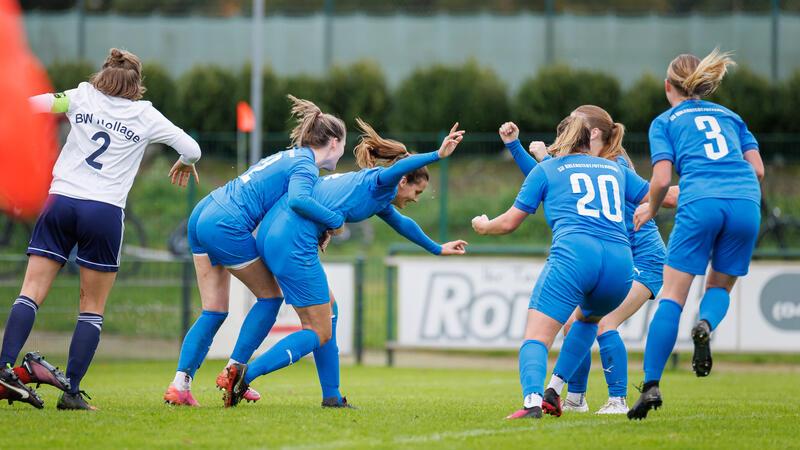 A/O-Frauen holen Punkt gegen Tabellenführer BW Hollage A/O-Fußballerin Theresa-Celine Schröder (2. von links) erzielte den Ausgleich.