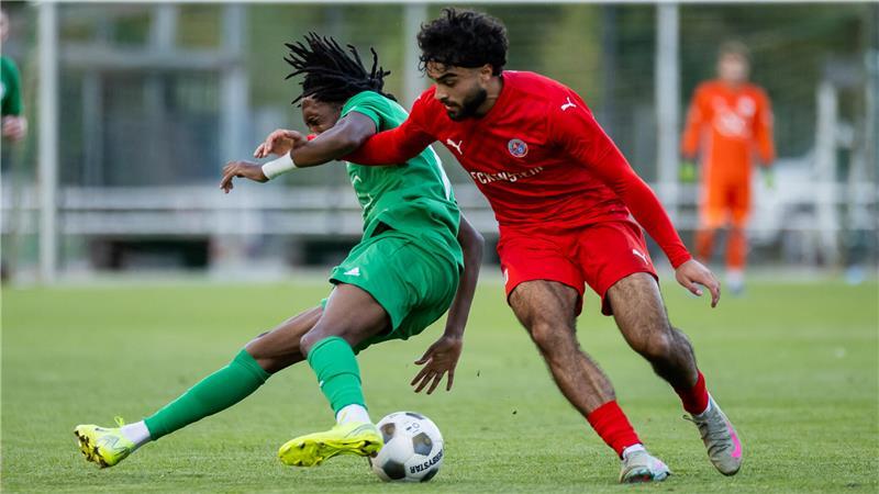 A/O-Stürmer Enes Badur (rechts) erzielt gegen den Tabellenletzten das Tor zum 2:2 kurz vor dem Abpfiff.