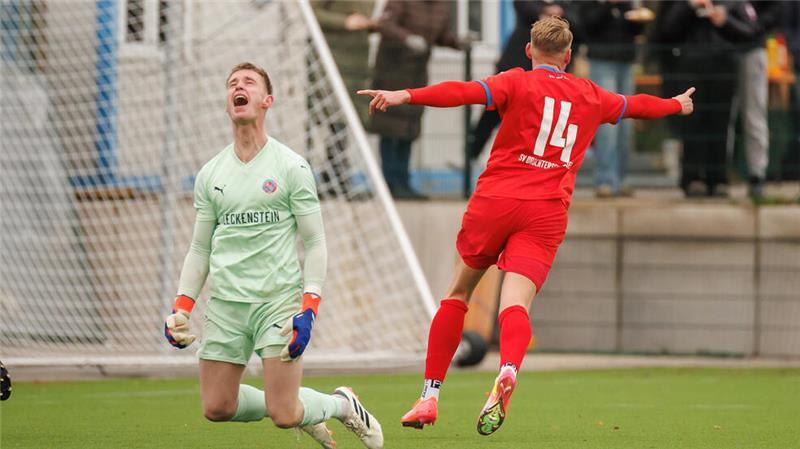 A/O-Torwart Finn-Jonas Suhr hat beim Schuss von Jan-Miklas Steffens noch eine Hand am Ball. Das Tor zum 0:1 kann der Keeper aber nicht verhindern.