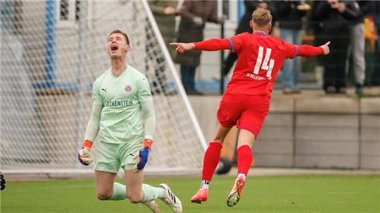A/O-Torwart Finn-Jonas Suhr hat beim Schuss von Jan-Miklas Steffens noch eine Hand am Ball. Das Tor zum 0:1 kann der Keeper aber nicht verhindern.