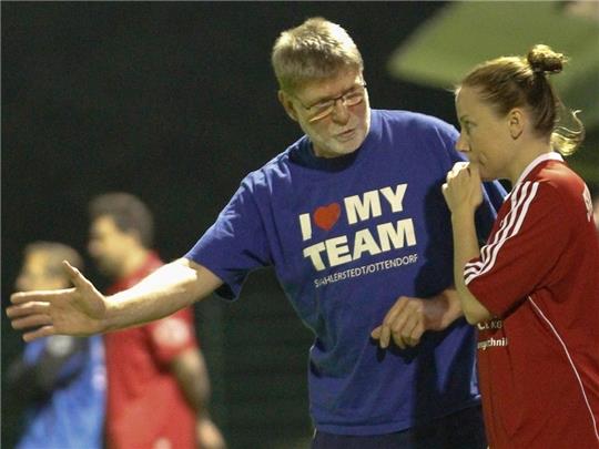 A/O-Trainer Harald Zerwas hat bereits Männer und Frauen trainiert in seiner Karriere. „Frauenfußball ist ehrlicher und bodenstän- diger“ , sagt der 55-Jährige. Und sie hören besser zu. Wie hier Jana Cordes kurz vor ihrer Einwechslung. Foto 
