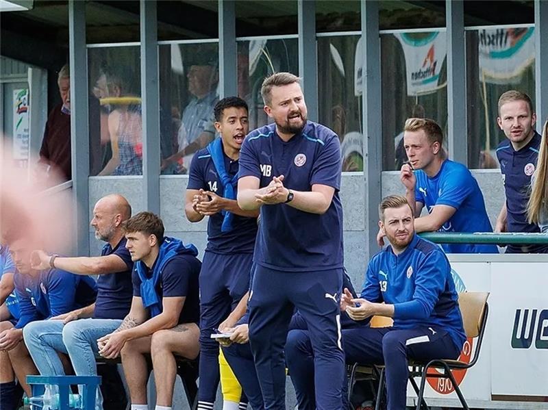 Oberliga: Warum es für A/O bisher nicht lief - und was sich ändern soll A/O-Trainer Malte Bösch fordert die nötige Aggressivität und Körperspannung für den ersten Sieg in der Oberliga. Foto: Struwe