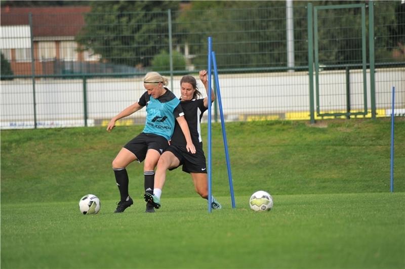 A/O-Zugang Theresa Schröder (rechts), hier im Training mit Romina Riwny, gilt im Fußball als variabel einsetzbar. Fotos: Scholz