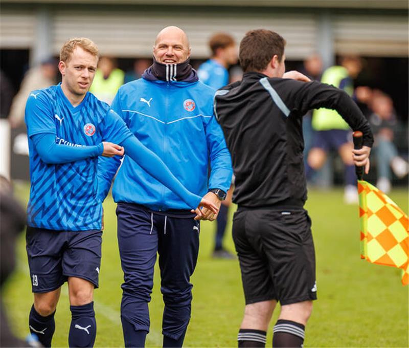 A/O verlängert nicht mit Trainer Dennis Mandel (Mitte).