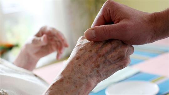 AOK-Chefin befürchtet Milliardendefizit in den Pflegekassen auch 2027. (Symbolbild)