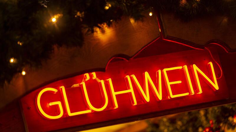 ARCHIV - 02.12.2022, Berlin: "Glühwein" steht über einem Glühweinstand auf dem Weihnachtsmarkt am Breitscheidplatz. (zu dpa: «Glühwein muss nicht rot sein - Weißer zunehmend gefragt») Foto: Monika Skolimowska/dpa +++ dpa-Bildfunk +++