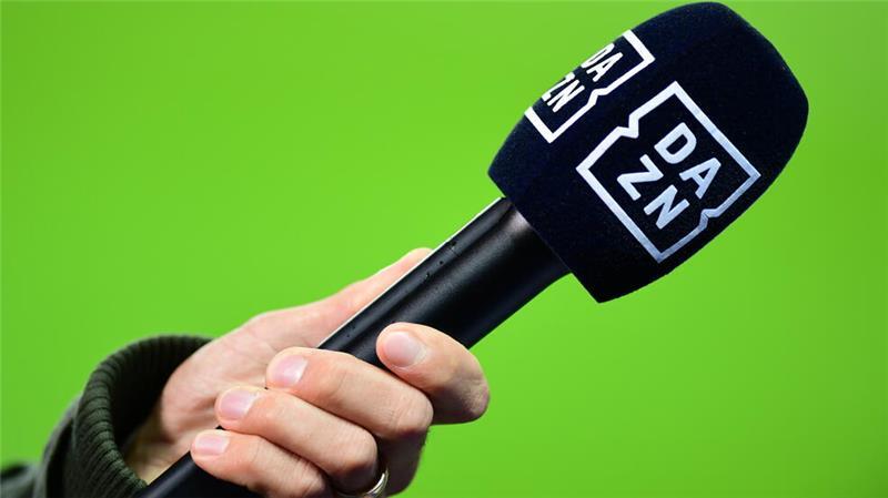 Urteil: Auktion der Bundesliga-Rechte muss wiederholt werden ARCHIV - 04.10.2019, Berlin: Fußball: Bundesliga, Hertha BSC - Fortuna Düsseldorf, 7. Spieltag im Olympiastadion. Die Hand eines Reporters hält bei einem Interview vor dem Spiel ein Mikrofon mit der Aufschrift DAZN. Der Streit zwischen dem Sender DAZN und der DFL um TV-Rechte geht vor Gericht. (zu dpa: «DAZN gewinnt Rechtsstreit um Bundesliga-Fernsehrechte») Foto: Soeren Stache/dpa-Zentralbild/dpa +++ dpa-Bildfunk +++