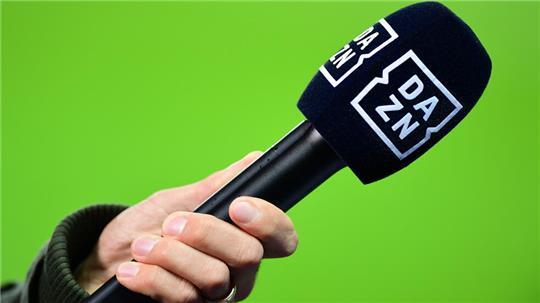 ARCHIV - 04.10.2019, Berlin: Fußball: Bundesliga, Hertha BSC - Fortuna Düsseldorf, 7. Spieltag im Olympiastadion. Die Hand eines Reporters hält bei einem Interview vor dem Spiel ein Mikrofon mit der Aufschrift DAZN. Der Streit zwischen dem Sender DAZN und der DFL um TV-Rechte geht vor Gericht. (zu dpa: «DAZN gewinnt Rechtsstreit um Bundesliga-Fernsehrechte») Foto: Soeren Stache/dpa-Zentralbild/dpa +++ dpa-Bildfunk +++