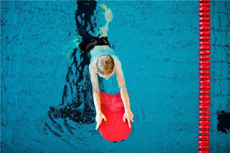ARCHIV - 06.10.2017, Bedburg: Ein Junge nimmt an einem Schwimmkurs für Kinder der teil. Schwimmlehrer im Norden sind in Sorge, dass die wegen geschlossener Bäder versäumte Schwimmausbildung auch nach Ende der Corona-Einschränkungen kaum auf